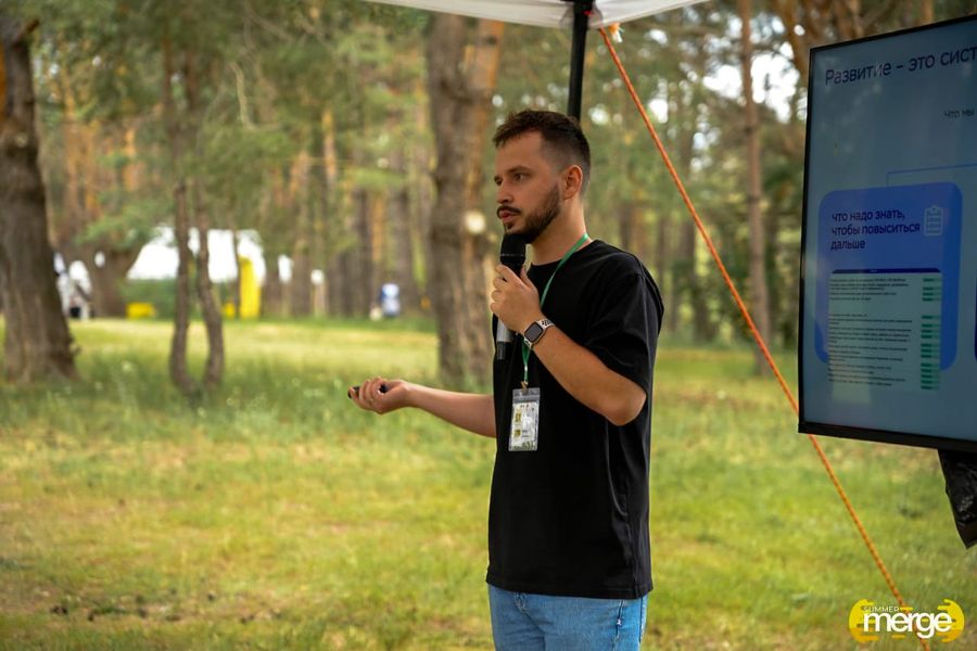Александр Любаков выступает на открытой площадке